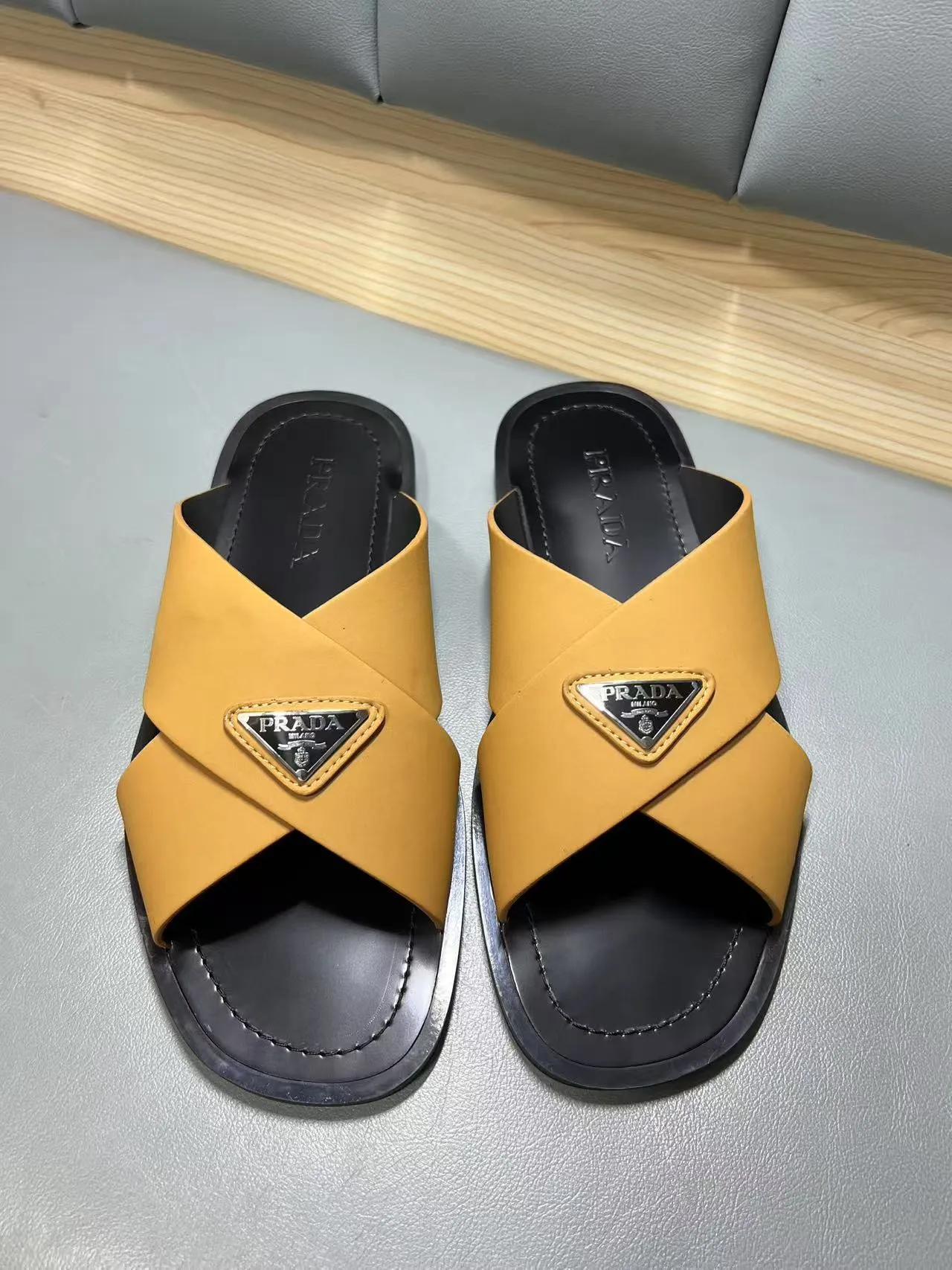 340💰PRADA Prada’s latest slippers are synchronized with the official website. This slipper is made of the brand’s unique and iconic Saffiano leather. The brand logo jumps out from the double straps, and the brand style is clearly visible. Cowhide gives men elegant charm and functional design, making it an ideal choice for vacation and leisure. Size:38-45